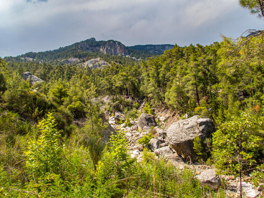 Mehrtagestrekking auf dem Lykischen Weg in der Türkei - wandern fernab der Zivilisation in einer traumhaften Landschaft umgeben von Meer, Klippen und Bergen. (hier: Etappe 16 von Gedelme nach Göynük Yaylasi)