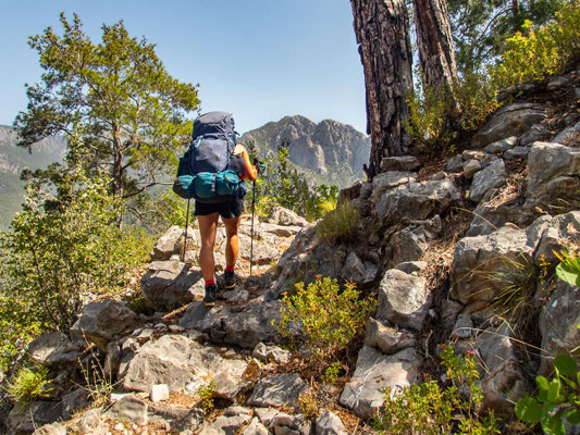 Mehrtagestrekking auf dem Lykischen Weg in der Türkei - wandern fernab der Zivilisation in einer traumhaften Landschaft umgeben von Meer, Klippen und Bergen. (hier: Etappe 17 von Göynük Yaylasi nach Göynük)