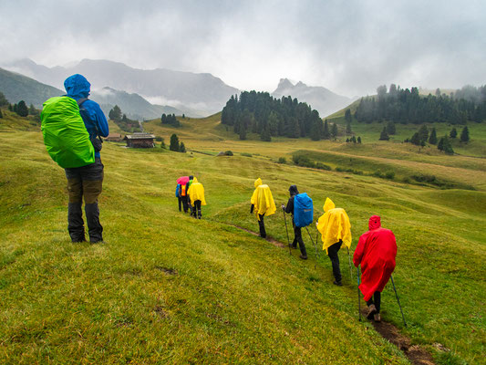 Dolomiten-Durchquerung durch die Seiser Alm und das Rosengartenmassiv mit Wanderung von der Langkofelhütte zur Grasleitenpasshütte bei Regen, Nebel und alpiner Berglandschaft