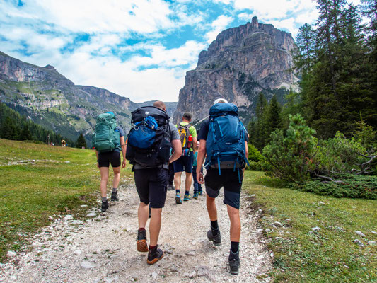 Impressionen der Dolomiten auf unserer Mehrtageswanderung Etappe 1 von Wolkenstein zur Puez Hütte, im Naturpark Puez-Geisler (hier: durch das Langental)