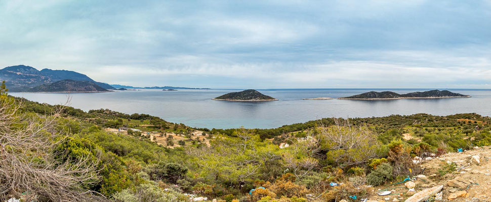 Mehrtagestrekking auf dem Lykischen Weg in der Türkei - wandern fernab der Zivilisation in einer traumhaften Landschaft umgeben von Meer, Klippen und Bergen. (hier: Etappe 7 von Gelemis/Patara nach Kalkan).