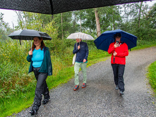 Rundwanderung am Grüntensee: Teilnehmende des Integrationsprojekts Wanderglück genießen die gemeinsame Rundwanderung am malerischen Grüntensee im Allgäu, erleben Natur und Gemeinschaft trotz Regen und entdecken die Vielfalt der Landschaft