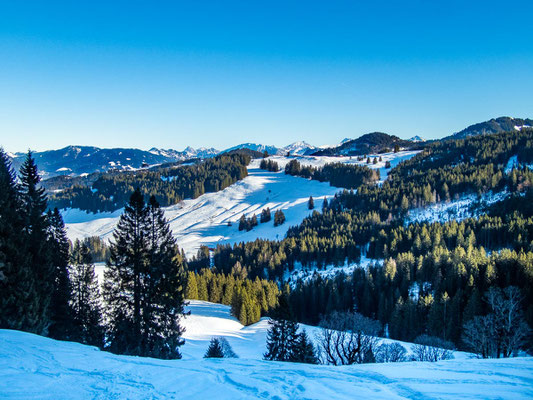 Abwechslungsreiche Schneeschuhtour in den Allgäuer Alpen - hinauf auf's Bleicherhorn, Höllritzereck, Ostertalberg und Tennenmooskopf.