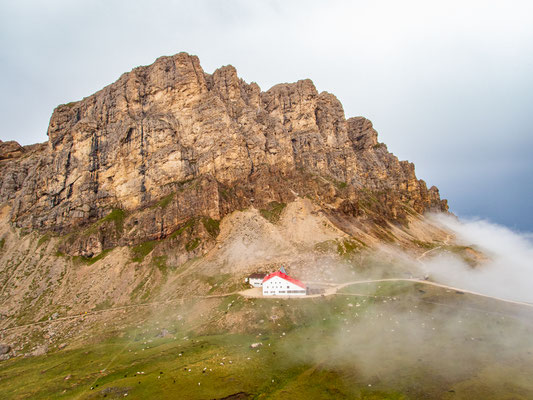 Dolomiten-Durchquerung durch die Seiser Alm und das Rosengartenmassiv mit Wanderung von der Langkofelhütte zur Grasleitenpasshütte bei Regen, Nebel und alpiner Berglandschaft