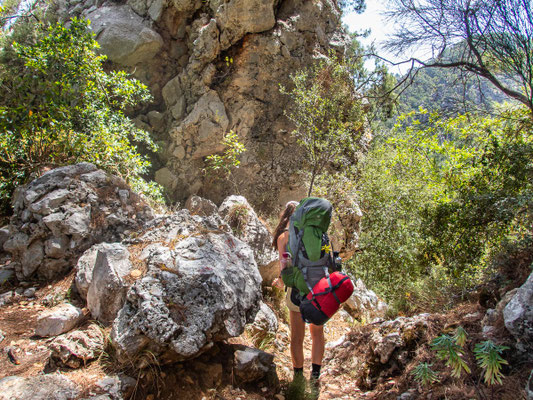 Mehrtagestrekking auf dem Lykischen Weg in der Türkei - wandern fernab der Zivilisation in einer traumhaften Landschaft umgeben von Meer, Klippen und Bergen. (hier: Etappe 17 von Göynük Yaylasi nach Göynük)