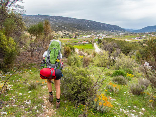 Mehrtagestrekking auf dem Lykischen Weg in der Türkei - wandern fernab der Zivilisation in einer traumhaften Landschaft umgeben von Meer, Klippen und Bergen. (hier: Etappe 8 von Kalkan nach Saribelen).