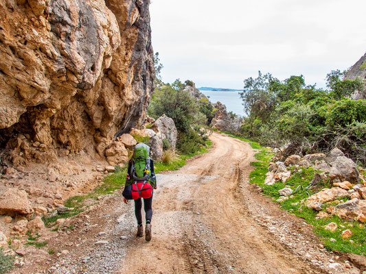 Mehrtagestrekking auf dem Lykischen Weg in der Türkei - wandern fernab der Zivilisation in einer traumhaften Landschaft umgeben von Meer, Klippen und Bergen. (hier: Etappe 7 von Gelemis/Patara nach Kalkan).