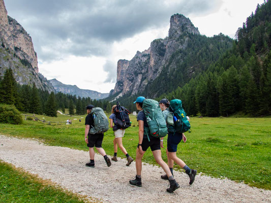 Impressionen der Dolomiten auf unserer Mehrtageswanderung Etappe 1 von Wolkenstein zur Puez Hütte, im Naturpark Puez-Geisler (hier: durch das Langental)