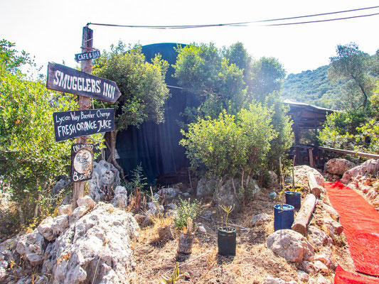 Mehrtagestrekking auf dem Lykischen Weg in der Türkei - wandern fernab der Zivilisation in einer traumhaften Landschaft umgeben von Meer, Klippen und Bergen. (hier: Etappe 11 von Ücagiz nach Demre/Andriake)