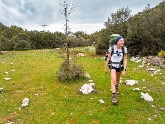 Mehrtagestrekking auf dem Lykischen Weg in der Türkei - wandern fernab der Zivilisation in einer traumhaften Landschaft umgeben von Meer, Klippen und Bergen. (hier: Etappe 8 von Kalkan nach Saribelen).