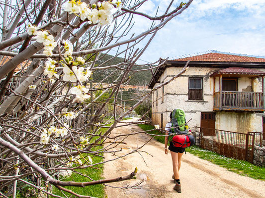 Mehrtagestrekking auf dem Lykischen Weg in der Türkei - wandern fernab der Zivilisation in einer traumhaften Landschaft umgeben von Meer, Klippen und Bergen. (hier: Etappe 8 von Kalkan nach Saribelen).