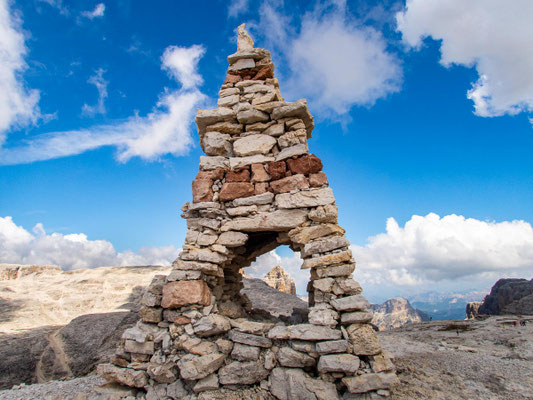 Impressionen der Dolomitenüberquerung Etappe 3 rund um den Piz Boè in der Sella-Gruppe in den Dolomiten