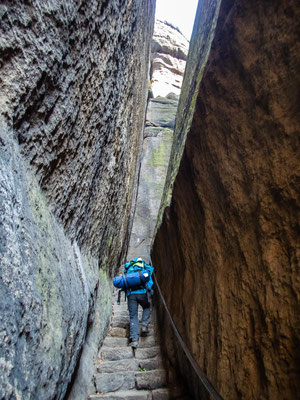 Mehrtageswanderung in Deutschland - unterwegs auf dem Malerweg im Elbsandsteingebirge in der Sächsischen Schweiz (hier: Pfaffenstein)