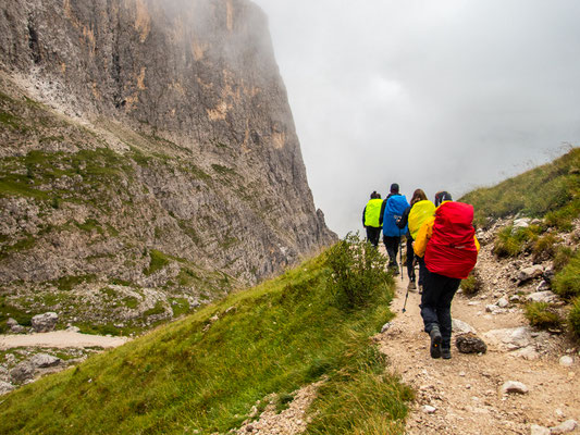 Dolomiten-Durchquerung durch die Seiser Alm und das Rosengartenmassiv mit Wanderung von der Langkofelhütte zur Grasleitenpasshütte bei Regen, Nebel und alpiner Berglandschaft