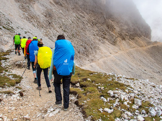 Dolomiten-Durchquerung durch die Seiser Alm und das Rosengartenmassiv mit Wanderung von der Langkofelhütte zur Grasleitenpasshütte bei Regen, Nebel und alpiner Berglandschaft