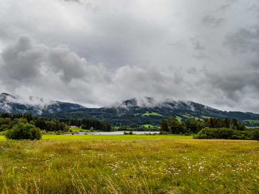Rundwanderung am Grüntensee: Teilnehmende des Integrationsprojekts Wanderglück genießen die gemeinsame Rundwanderung am malerischen Grüntensee im Allgäu, erleben Natur und Gemeinschaft trotz Regen und entdecken die Vielfalt der Landschaft