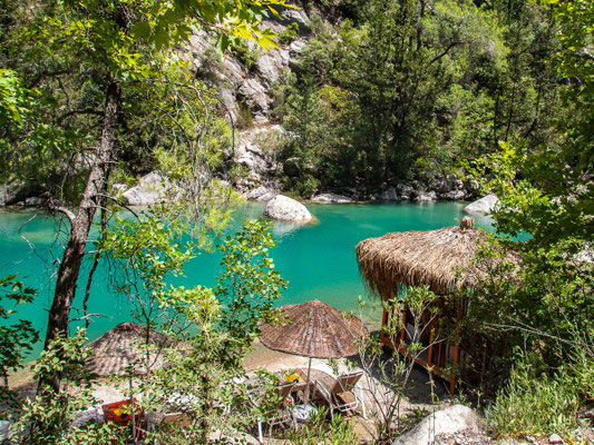 Mehrtagestrekking auf dem Lykischen Weg in der Türkei - wandern fernab der Zivilisation in einer traumhaften Landschaft umgeben von Meer, Klippen und Bergen. (hier: Etappe 17 von Göynük Yaylasi nach Göynük)