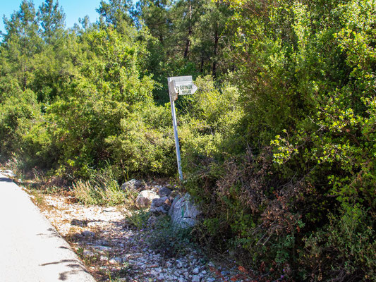Mehrtagestrekking auf dem Lykischen Weg in der Türkei - wandern fernab der Zivilisation in einer traumhaften Landschaft umgeben von Meer, Klippen und Bergen. (hier: Etappe 16 von Gedelme nach Göynük Yaylasi)