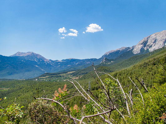 Mehrtagestrekking auf dem Lykischen Weg in der Türkei - wandern fernab der Zivilisation in einer traumhaften Landschaft umgeben von Meer, Klippen und Bergen. (hier: Etappe 16 von Gedelme nach Göynük Yaylasi)