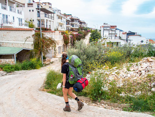 Mehrtagestrekking auf dem Lykischen Weg in der Türkei - wandern fernab der Zivilisation in einer traumhaften Landschaft umgeben von Meer, Klippen und Bergen. (hier: Etappe 7 von Gelemis/Patara nach Kalkan).