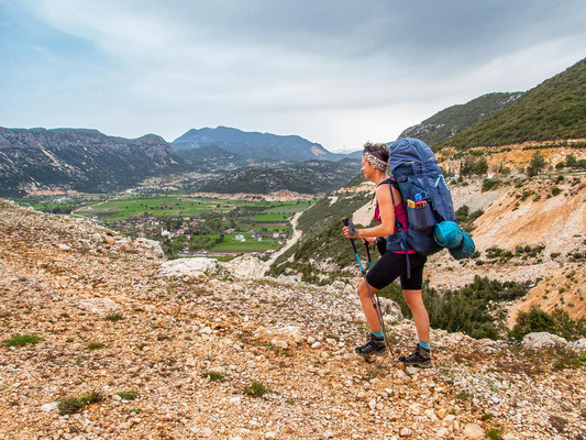 Mehrtagestrekking auf dem Lykischen Weg in der Türkei - wandern fernab der Zivilisation in einer traumhaften Landschaft umgeben von Meer, Klippen und Bergen. (hier: Etappe 8 von Kalkan nach Saribelen).