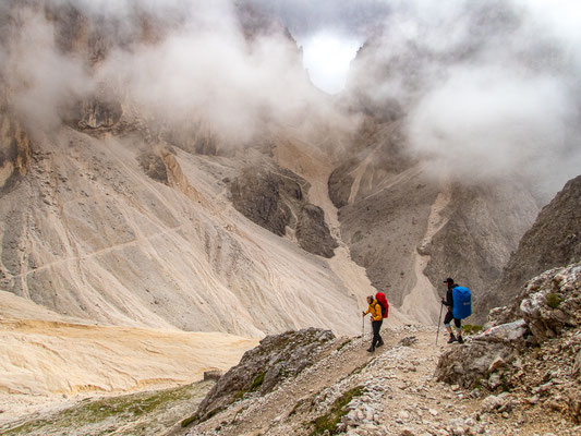 Dolomiten-Durchquerung durch die Seiser Alm und das Rosengartenmassiv mit Wanderung von der Langkofelhütte zur Grasleitenpasshütte bei Regen, Nebel und alpiner Berglandschaft