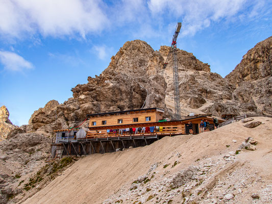 Dolomiten-Durchquerung durch die Seiser Alm und das Rosengartenmassiv mit Wanderung von der Langkofelhütte zur Grasleitenpasshütte bei Regen, Nebel und alpiner Berglandschaft