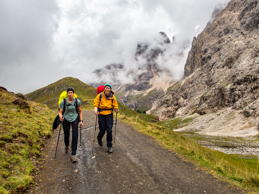 Dolomiten-Durchquerung durch die Seiser Alm und das Rosengartenmassiv mit Wanderung von der Langkofelhütte zur Grasleitenpasshütte bei Regen, Nebel und alpiner Berglandschaft