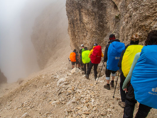 Dolomiten-Durchquerung durch die Seiser Alm und das Rosengartenmassiv mit Wanderung von der Langkofelhütte zur Grasleitenpasshütte bei Regen, Nebel und alpiner Berglandschaft