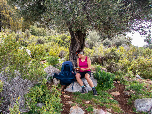 Mehrtagestrekking auf dem Lykischen Weg in der Türkei - wandern fernab der Zivilisation in einer traumhaften Landschaft umgeben von Meer, Klippen und Bergen. (hier: Etappe 8 von Kalkan nach Saribelen).