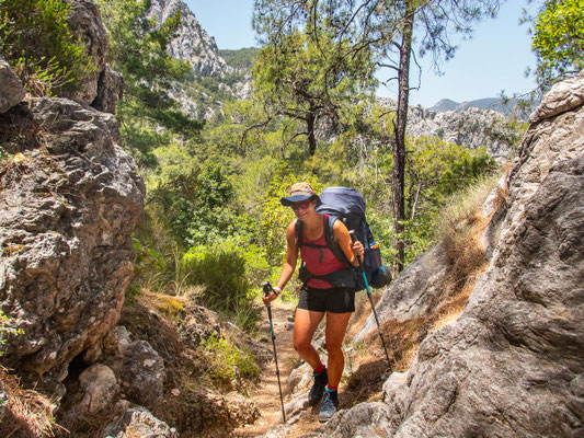 Mehrtagestrekking auf dem Lykischen Weg in der Türkei - wandern fernab der Zivilisation in einer traumhaften Landschaft umgeben von Meer, Klippen und Bergen. (hier: Etappe 17 von Göynük Yaylasi nach Göynük)