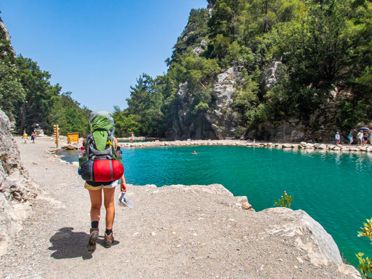 Mehrtagestrekking auf dem Lykischen Weg in der Türkei - wandern fernab der Zivilisation in einer traumhaften Landschaft umgeben von Meer, Klippen und Bergen. (hier: Etappe 17 von Göynük Yaylasi nach Göynük)