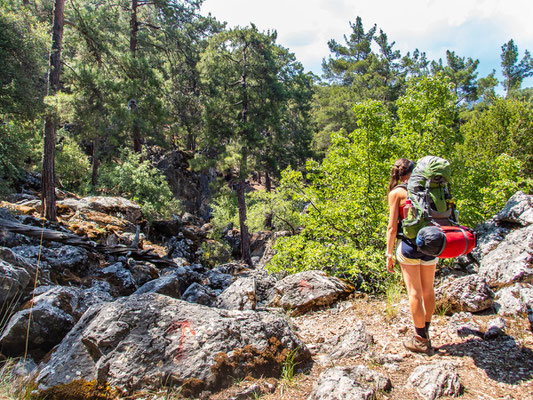 Mehrtagestrekking auf dem Lykischen Weg in der Türkei - wandern fernab der Zivilisation in einer traumhaften Landschaft umgeben von Meer, Klippen und Bergen. (hier: Etappe 16 von Gedelme nach Göynük Yaylasi)