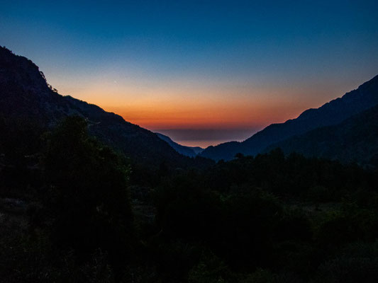 Mehrtagestrekking auf dem Lykischen Weg in der Türkei - wandern fernab der Zivilisation in einer traumhaften Landschaft umgeben von Meer, Klippen und Bergen. (hier: Etappe 17 von Göynük Yaylasi nach Göynük)
