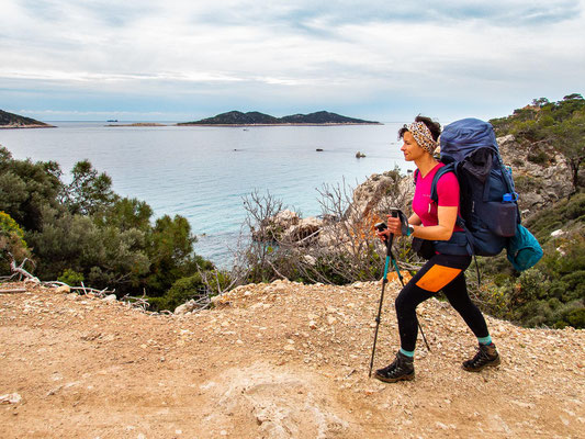 Mehrtagestrekking auf dem Lykischen Weg in der Türkei - wandern fernab der Zivilisation in einer traumhaften Landschaft umgeben von Meer, Klippen und Bergen. (hier: Etappe 7 von Gelemis/Patara nach Kalkan).