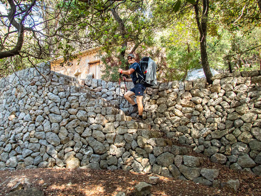 Mehrtagestrekking auf dem GR 221 auf Mallorca - Etappe 6 der Wanderung von Esporles nach Valldemossa.