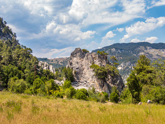 Mehrtagestrekking auf dem Lykischen Weg in der Türkei - wandern fernab der Zivilisation in einer traumhaften Landschaft umgeben von Meer, Klippen und Bergen. (hier: Etappe 16 von Gedelme nach Göynük Yaylasi)