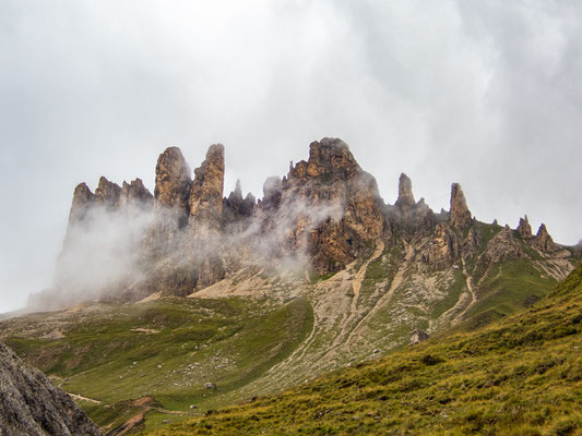 Dolomiten-Durchquerung durch die Seiser Alm und das Rosengartenmassiv mit Wanderung von der Langkofelhütte zur Grasleitenpasshütte bei Regen, Nebel und alpiner Berglandschaft