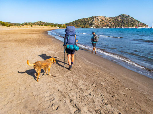 Mehrtagestrekking auf dem Lykischen Weg in der Türkei - wandern fernab der Zivilisation in einer traumhaften Landschaft umgeben von Meer, Klippen und Bergen. (hier: Etappe 11 von Ücagiz nach Demre/Andriake)