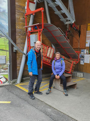 Hexensteig - der ausgefallenen Klettersteig bei Silenen, bei dem es über Baumstämme im Inneren eines Berges nach oben geht.