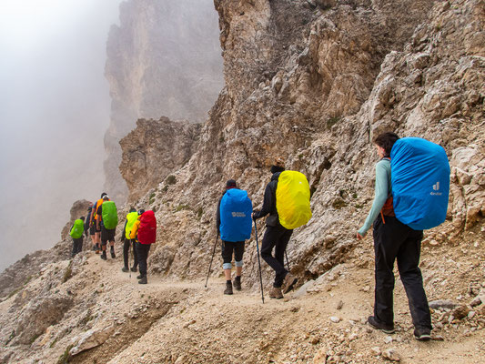 Dolomiten-Durchquerung durch die Seiser Alm und das Rosengartenmassiv mit Wanderung von der Langkofelhütte zur Grasleitenpasshütte bei Regen, Nebel und alpiner Berglandschaft