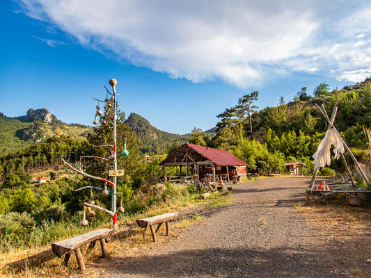 Mehrtagestrekking auf dem Lykischen Weg in der Türkei - wandern fernab der Zivilisation in einer traumhaften Landschaft umgeben von Meer, Klippen und Bergen. (hier: Etappe 16 von Gedelme nach Göynük Yaylasi)