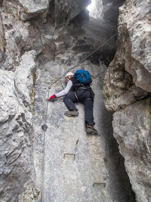 Hexensteig - der ausgefallenen Klettersteig bei Silenen, bei dem es über Baumstämme im Inneren eines Berges nach oben geht.