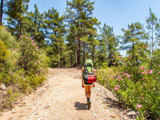 Mehrtagestrekking auf dem Lykischen Weg in der Türkei - wandern fernab der Zivilisation in einer traumhaften Landschaft umgeben von Meer, Klippen und Bergen. (hier: Etappe 16 von Gedelme nach Göynük Yaylasi)