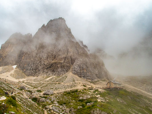 Dolomiten-Durchquerung durch die Seiser Alm und das Rosengartenmassiv mit Wanderung von der Langkofelhütte zur Grasleitenpasshütte bei Regen, Nebel und alpiner Berglandschaft