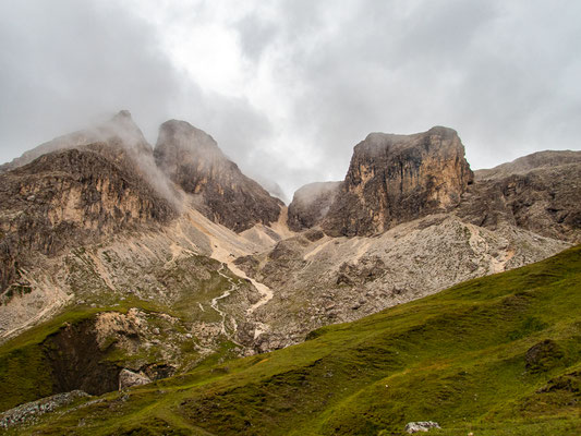 Dolomiten-Durchquerung durch die Seiser Alm und das Rosengartenmassiv mit Wanderung von der Langkofelhütte zur Grasleitenpasshütte bei Regen, Nebel und alpiner Berglandschaft