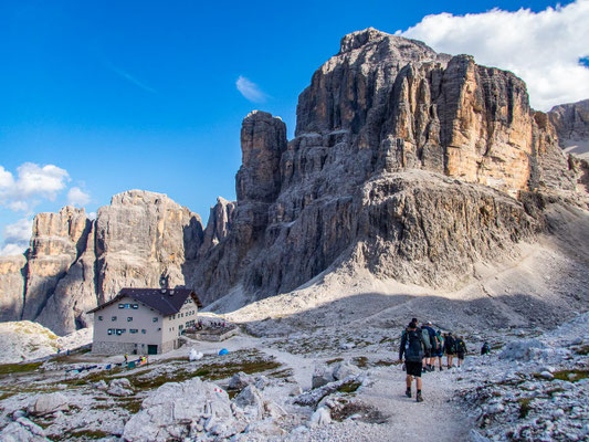 Impressionen der Dolomiten auf unserer Mehrtageswanderung Etappe 2 von der Puez Hütte, über das Grödner Joch, zur Pisciadu Hütte
