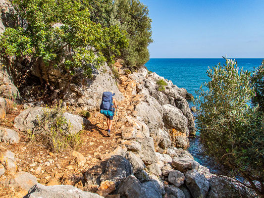 Mehrtagestrekking auf dem Lykischen Weg in der Türkei - wandern fernab der Zivilisation in einer traumhaften Landschaft umgeben von Meer, Klippen und Bergen. (hier: Etappe 11 von Ücagiz nach Demre/Andriake)
