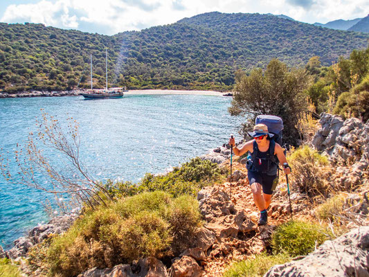 Mehrtagestrekking auf dem Lykischen Weg in der Türkei - wandern fernab der Zivilisation in einer traumhaften Landschaft umgeben von Meer, Klippen und Bergen. (hier: Etappe 11 von Ücagiz nach Demre/Andriake)