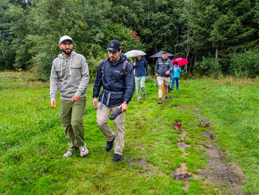 Rundwanderung am Grüntensee: Teilnehmende des Integrationsprojekts Wanderglück genießen die gemeinsame Rundwanderung am malerischen Grüntensee im Allgäu, erleben Natur und Gemeinschaft trotz Regen und entdecken die Vielfalt der Landschaft
